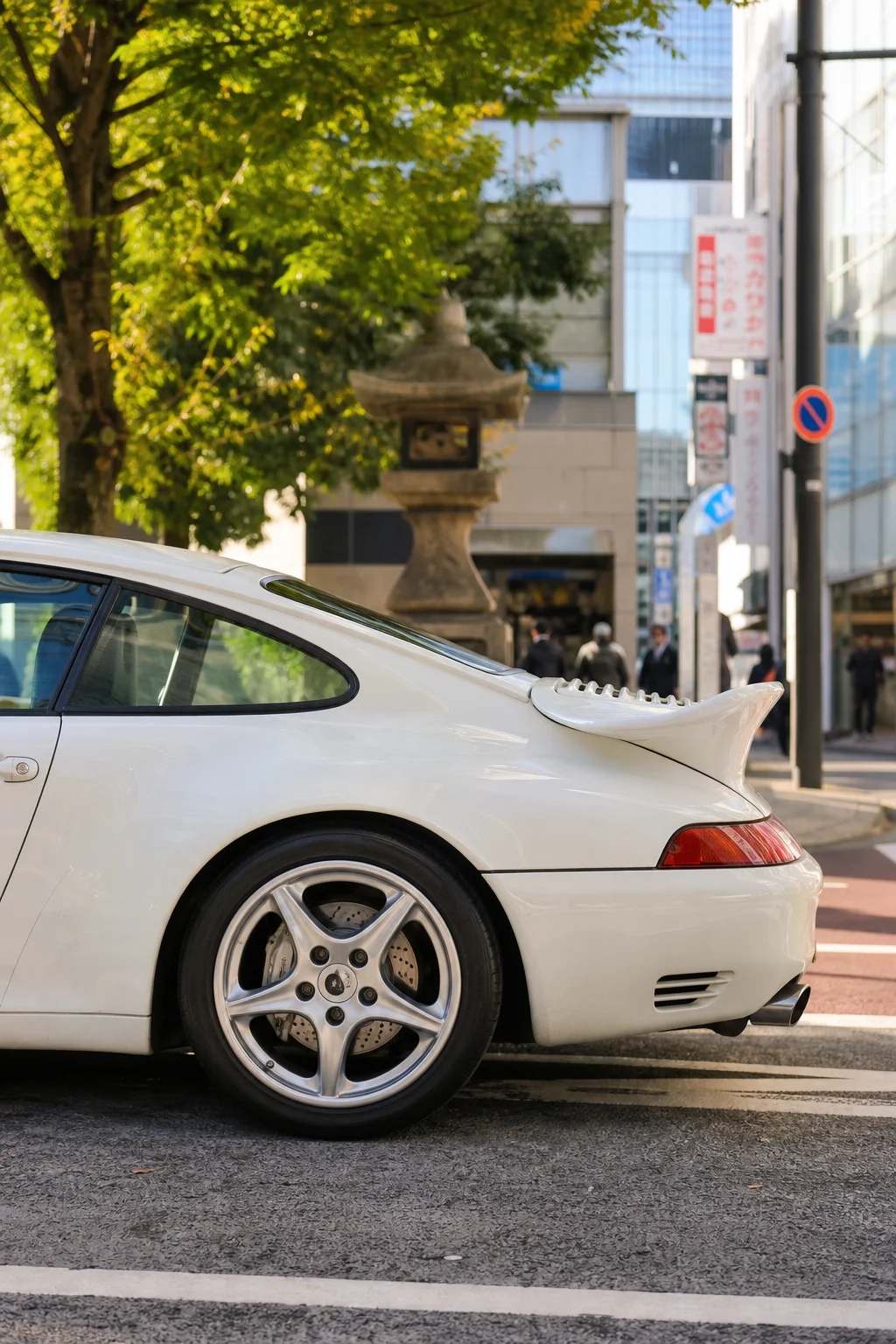 White Porsche 993 in Tokyo — Realistic Photo